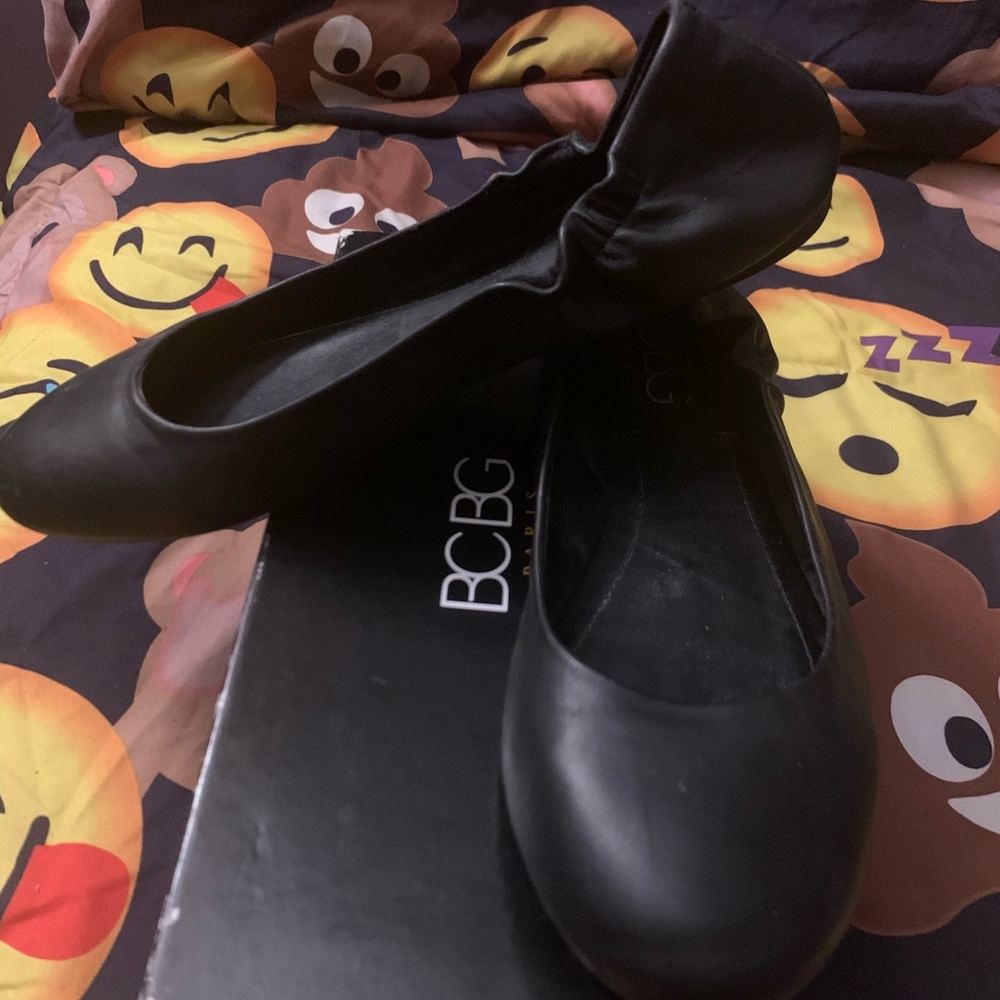 Women’s BCBG flat shoe worn twice size 9.5